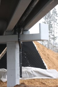 Монтаж системы водоотвода с мостовых строений
